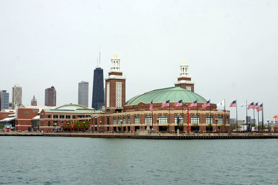Navy Pier mit Hancock Tower im Hintergrund