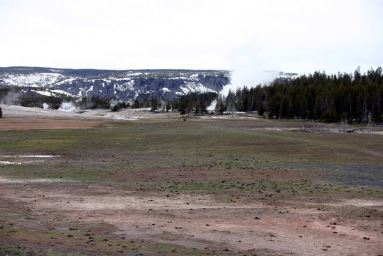 Im Hintergrund links der Castle Geyser, rechts der Grand Geyser