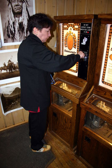 Claudi beim Prägen einer Gedenkmünze