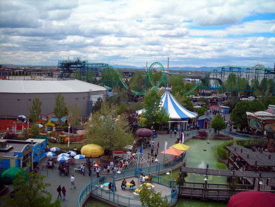 Ein Überblick über den Park vom Riesenrad aus.