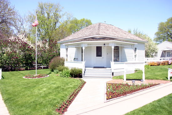 Rechts im Hintergrund das Museum