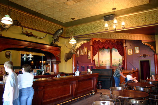 Im Saloon von Dodge City