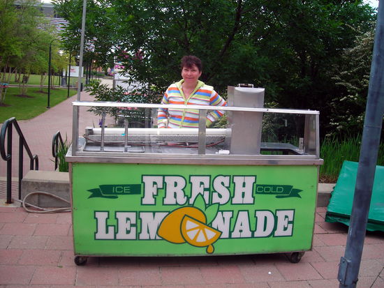 Claudi als Limoverkäuferin