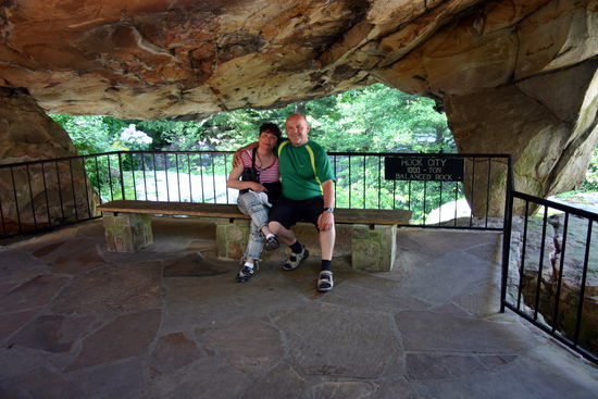 Unter dem 1,000-Ton Balanced Rock