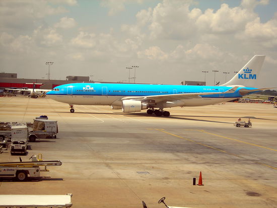 Hier rollt unser Flieger nach Amsterdam an.