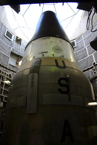 Frage von mir: Wieviel Druck hat das Teil auf dem Kessel?
Antwort vom Commander: 600 Hiroshima Bombs