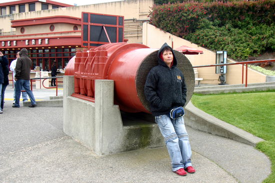 Claudi vor einem Stück Tragseil der Golden Gate Bridge
