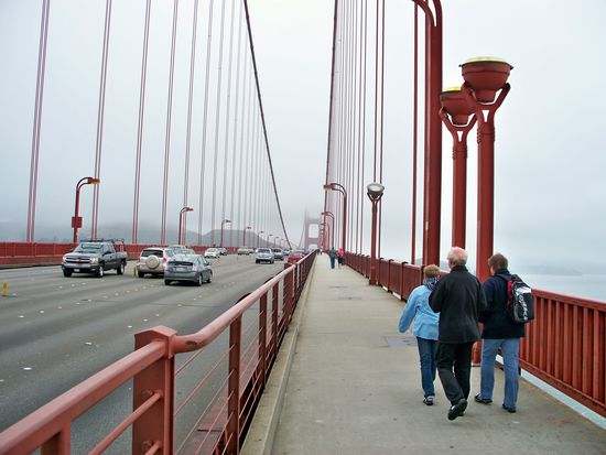 Zu Fuß über die Brücke
