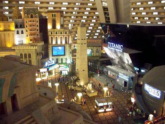 Blick vom 13. Stockwerk in die Hotelhalle