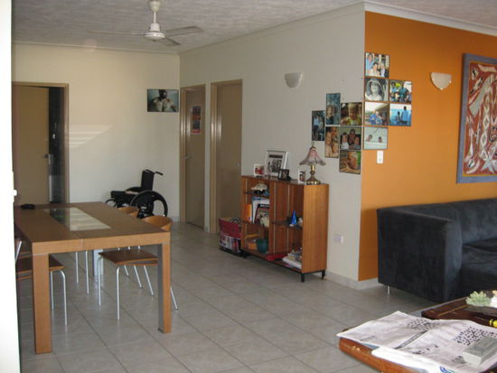 die linke Tuer geht zum Vermieter, die rechte Tuer war unser Zimmer