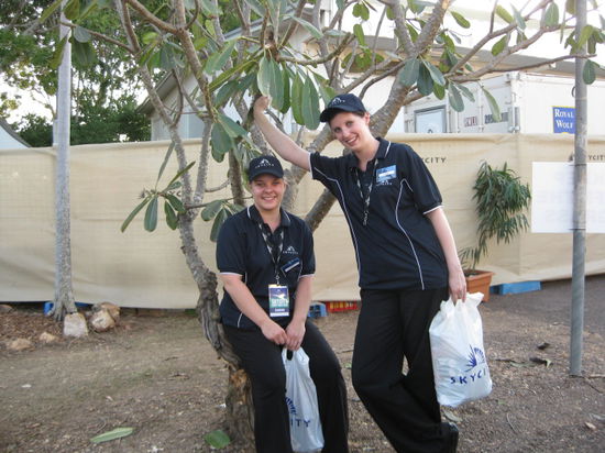 nach der Arbeit - etwas abgekaempft aber wir koennen immer noch lachen