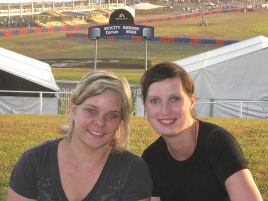 unser Zelt im Hintergrund (links) und die Rennstrecke (zumindest ein Teil davon)