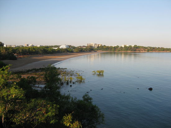 die Aussicht beim Fruehstueck
Ausblick zum Mindil Beach mit dem Casino daneben (weisses Haus)