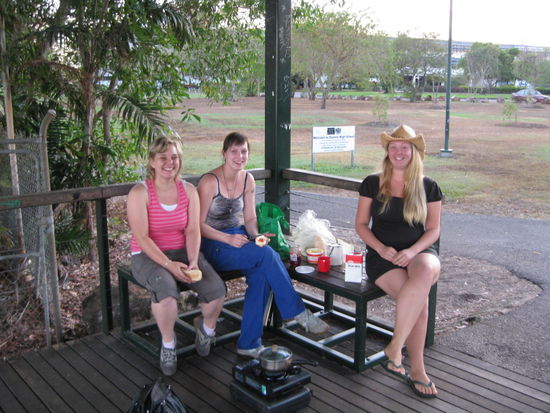 beim fruehstuecken, nachdem wir unser Auto in die Werkstatt gebracht hatten (Mareen war so nett uns zu fahren)
im Hintergrund sieht man die Schule noch etwas
