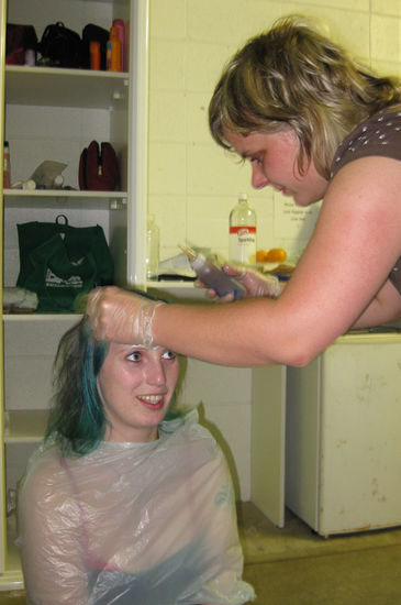 die Haarumfaerbeaktion im Hostel