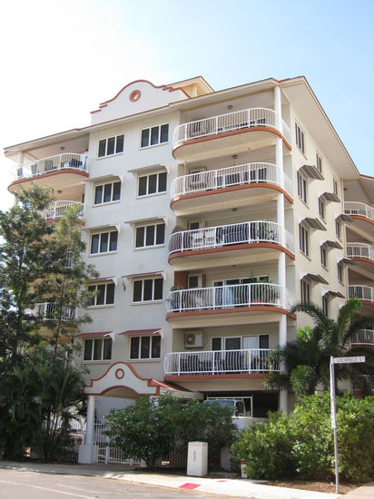 unser neues "Zuhause" - rechte Haushalfte, der 2.Balkon von unten ist unser