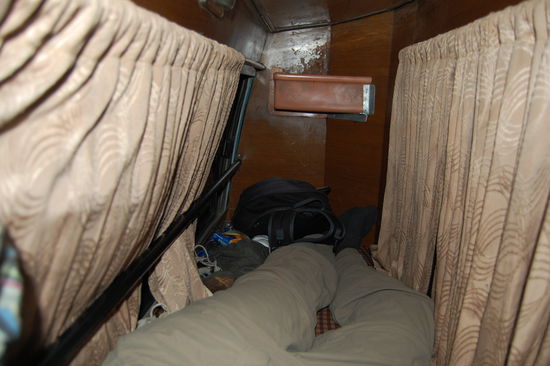 Meine Schlafkabine im Nachtbus Richtung Jaisalmer. Die Beine gehoeren zu mir...