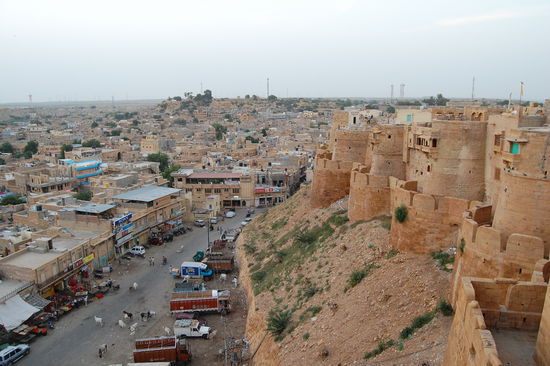 Jaisalmer und die Aussenmauer des Forts