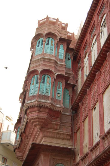 ein Haveli. In Bikaner zur Abwechslung aus rotem Sandstein.