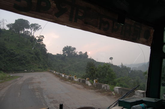 Fahrt nach Dharamsala. Ich habe ganz vorne neben dem Fahrer gesessen...