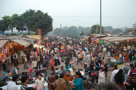 ein Markt in Delhi vor der Moschee