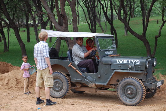 Nanu + Familie und Moritz. War ein toller Ausflug mit einer herzlichen Familie. Und diesem alten Jeep...