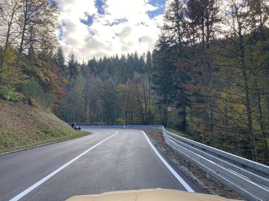 53 Bergrennstrecke - neuer Asphalt - aber 30 km/h