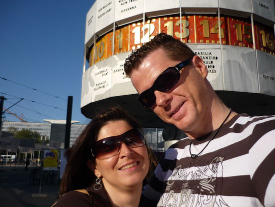 JenFri vor der Weltuhr. In Bärlin ist es 15:30 Uhr, dann ist es jetzt in Bangkok ähmm...21:30 Uhr.