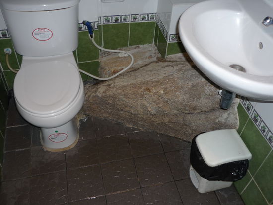 Unser Bad - weniger schoen, hatte aber den "Vorteil", dass man beim Duschen gleich das ganze Bad mit geduscht hat 