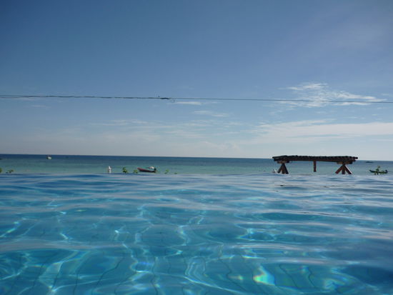 Pool und Blick auf's Meer.