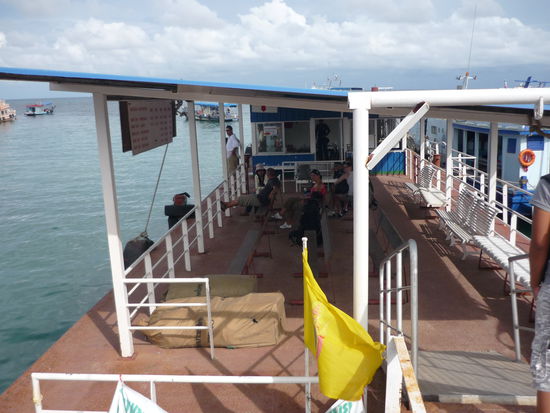 Jen wartet auf unsere Faehre, hier noch frohen Mutes 