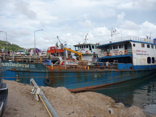 Die Faehre, die unser Vertrauen geniesst. Ich hab nur gehofft, dass der Kapitaen mindestens genauso alt ist wie das Schiff, um ueber die noetige Erfahrung zu verfuegen.