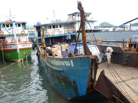 Unser stolzes Schiff: Erstmal wird abgeladen...