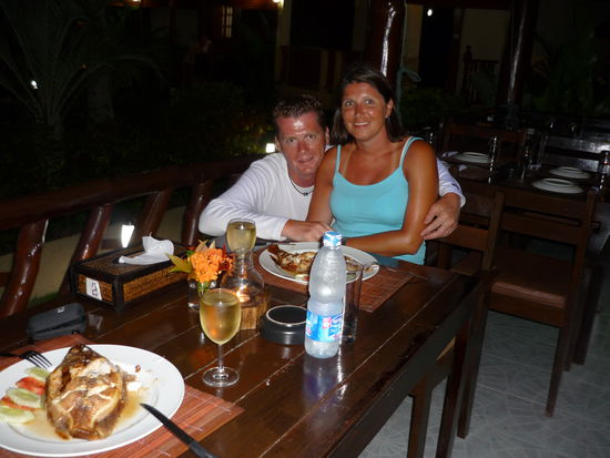 Frisch gegrillter Fisch und erlesener Wein für zwei echte Weinkenner 