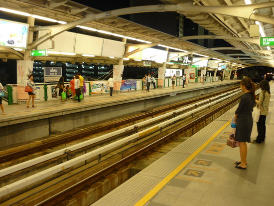 Unterwegs mit der Skytrain, die...