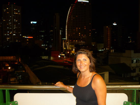 ...hoch ueber Bangkok`s Daecher faehrt. Na gut, nicht ueber alle Daecher 