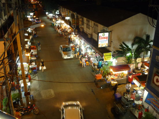 Essensmarkt vom Skytrain aus beobachtet.
