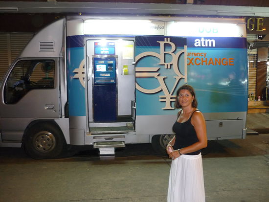 Damit am naechsten Tag das Shoppingvergnuegen weitergehen konnte, musste erstmal Nachschub bei einerm fahrenden EC-Automaten geholt werden 