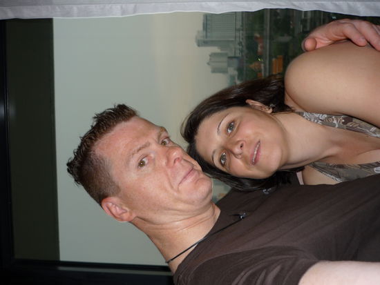 JenFri (leichte Schraeglage) nach ihrer Ankunft im Hotel (vor dem wolkenverhangenen Bangkok) - ein Zimmer mit Aussicht 