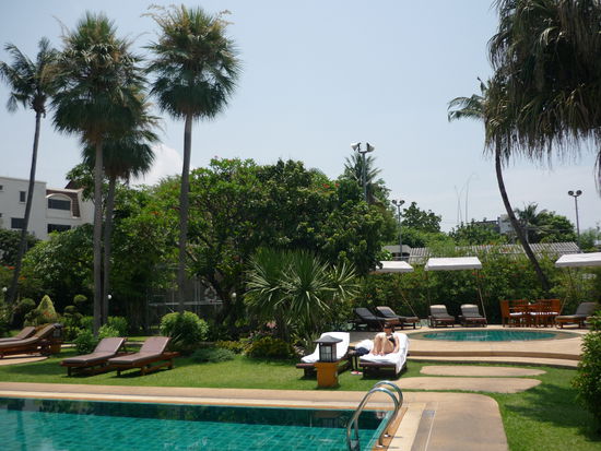 Hier moechte man meinen, all die Liebe wurde in die Gestaltung des Pools und des Gartens gesteckt - da kann man schonmal an der Fassade sparen 