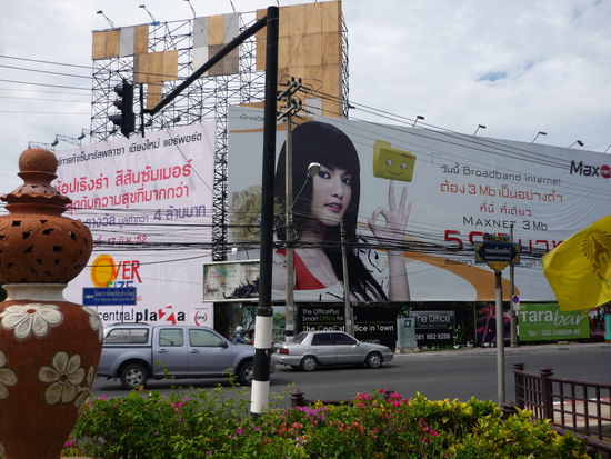 Die bombastischen Werbetafeln...