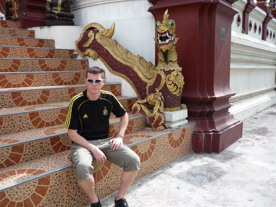 Kurze Atempause vor der Besichtigung des ersten Tempel (schaut euch mal die erste Stufe an - die war fuer meine (Jenny's) kurzen Beine schon eine Herausforderung!)