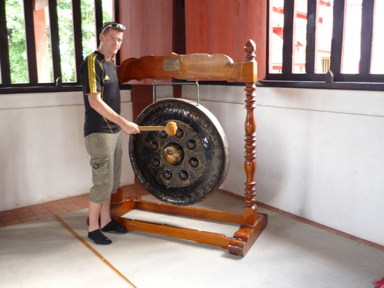 Fridtjof laeutet zum Essen 