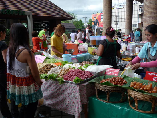 An diesem Stand konnte man neben Fleischspiessen auch Wuermer und Raupen kaufen (extra fuer Klaus fotografiert 