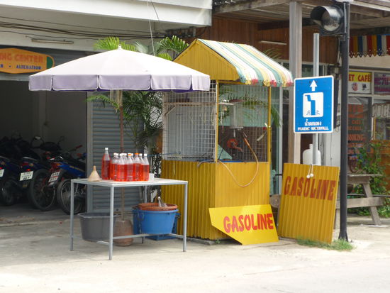 Eine typische Tankstelle im Ort.