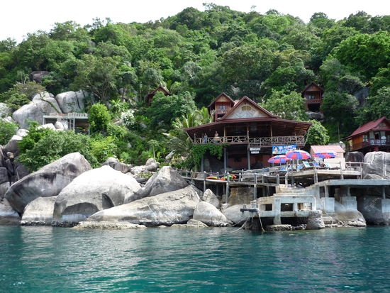 Unsere Herbergseltern erwarten uns bereits... (unsere Huette ist die rechts oberhalb des grossen Hauses)