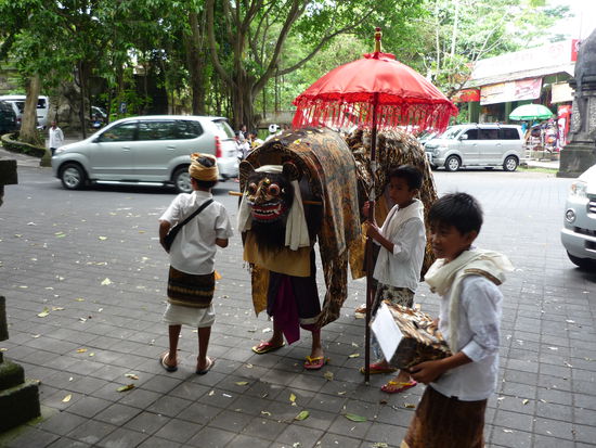 Balinesische Kinder am internationalen Feiertag