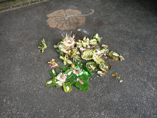 Opfergabe ueberall auf der Strasse