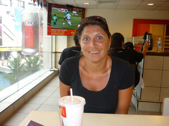 Bei Mc Donalds kann man Fussball gucken - rund um die Uhr!