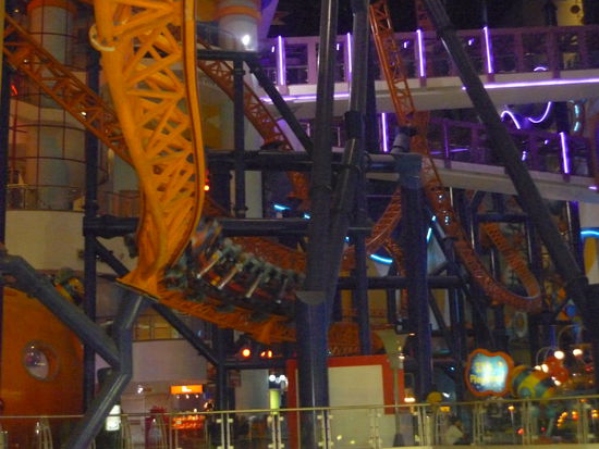 Eine Achterbahn im EKZ - sie laeuft zwischen der 5. und 10. Etage rum. Total crazy!